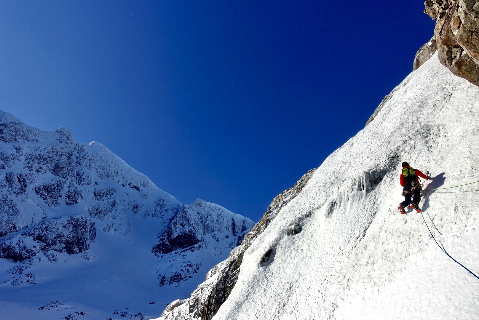 Blue skies on The Curtain, Ben Nevis  © THE.WALRUS