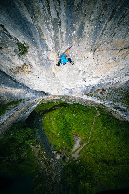 Andy delicately making the traverse into An Uneasy Peace 7c+ with plenty of air beneath his feet!  © John Thornton