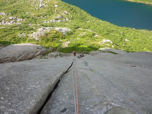 Aaron Bowley seconding one of the lovely easy crack pitches on Bare Blåbær  © Michael Porter