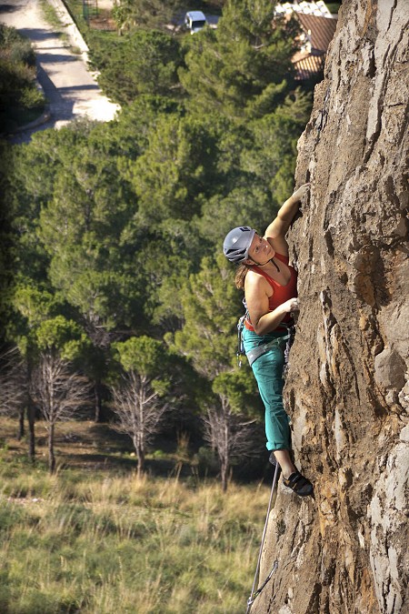 Emma Harrington climbing on Sicily.  © Daimon Beail