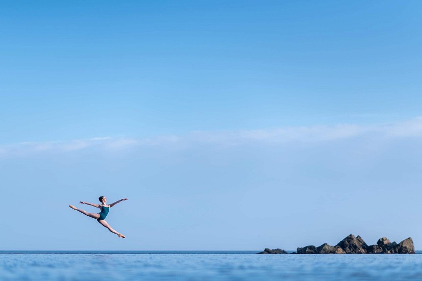 Rosie Mackley takes flight.  © Paul Cameron