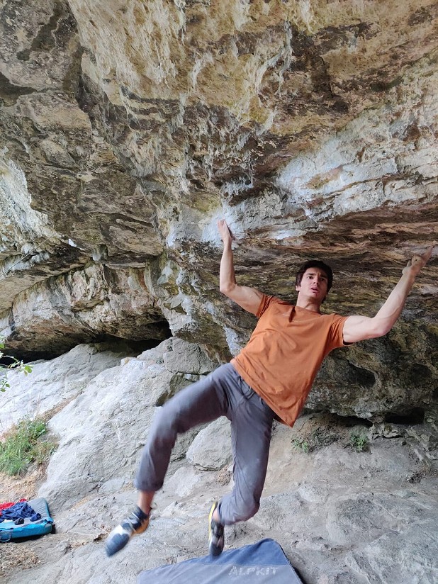 Sometimes cutting-loose is the only option, so you need to prepare in training. Billy Ridal powers through on Fat Lip (8B)  © Billy Ridal Collection