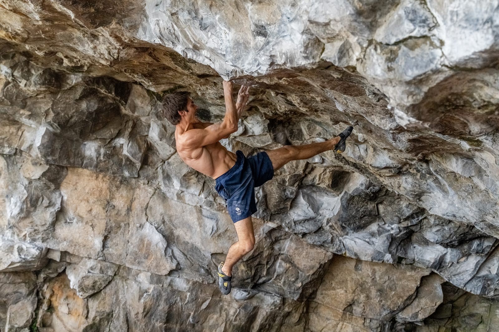 The best way to prepare for steep, powerful problems on rock is to train on board problems that are even steeper and more power  © @louis_elliot09
