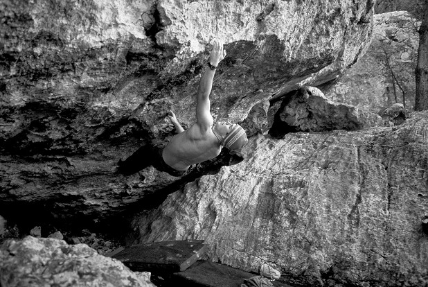 Nick Verney bouldering in Mallorca  © Toby Dunn Collection