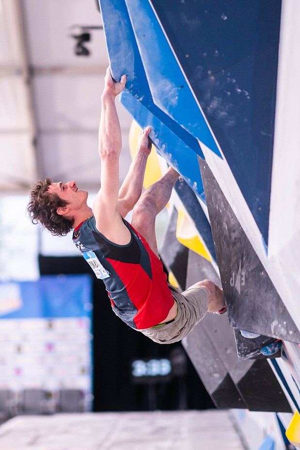 Adam Ondra getting to grips with the pinches after the invert toe jam on M3.  © IFSC/Dan Gajda