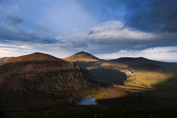 Sunlight is glinting on the Lamagan slabs, high above Blue Loch.  © Paul Lindsay/Ken Lindsay