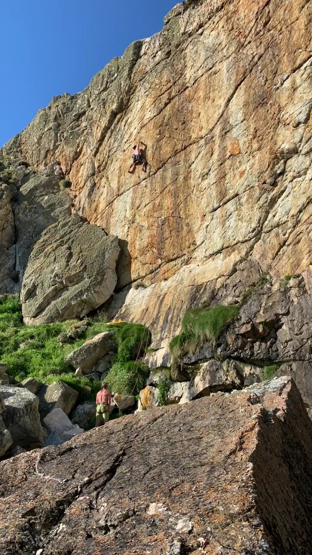James high on his new Rhoscolyn E10 on the Painted Wall.  © Mick Lovatt