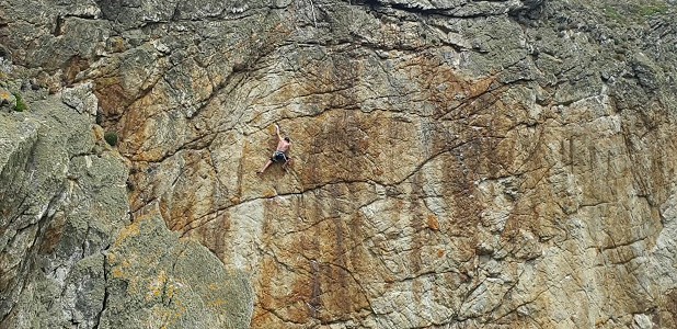 James Taylor on the first ascent of Prisoners of the Sun E10 7a.  © Mick Lovatt