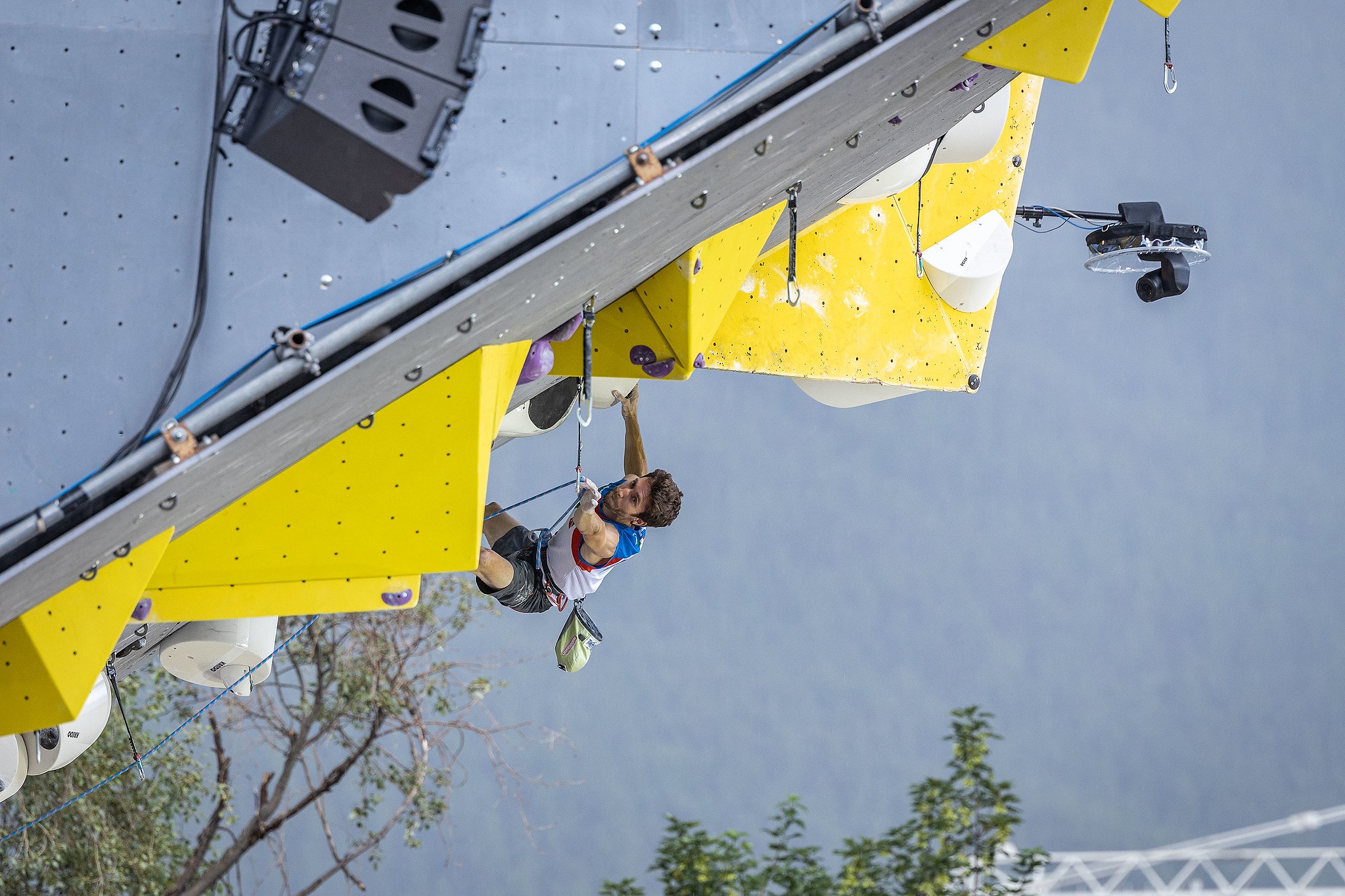 Stefano Ghisolfi on his way to a win in Briançon.  © 2021 Jan Virt/IFSC