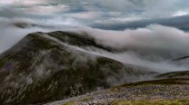 Atmospheric curving ridge walk between Càrn Liath and Braigh Coire Chruinn-bhalgain