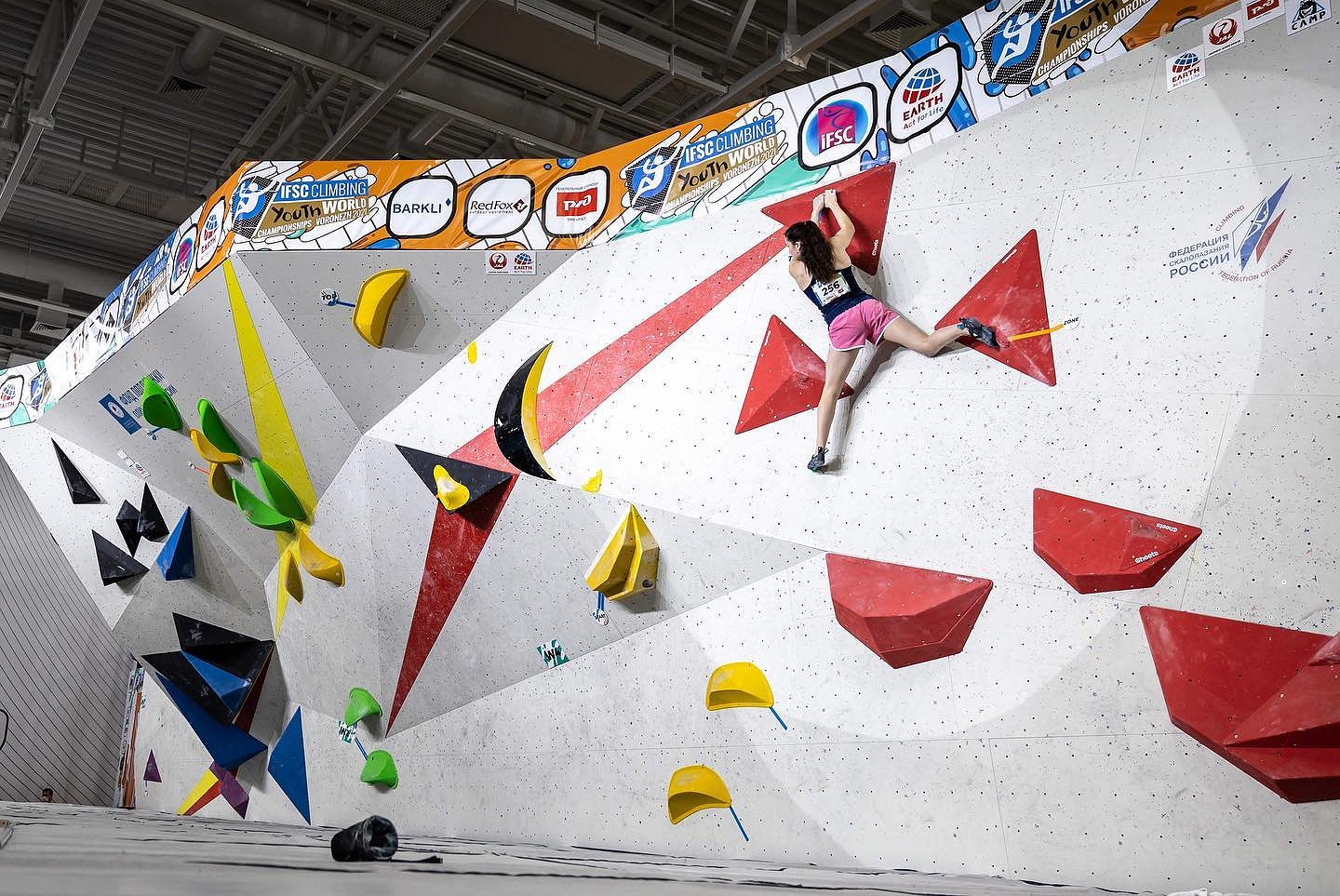 Emily tops out in the Boulder final to finish 2nd and 1st in Combined.  © Jan Virt/IFSC
