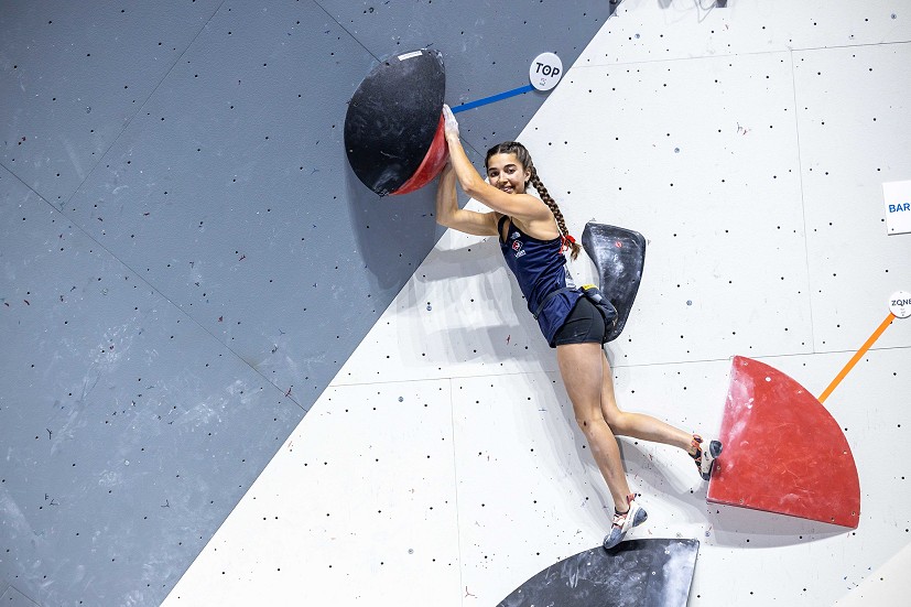 Brooke Raboutou falls onto the last move.   © IFSC/Jan Virt