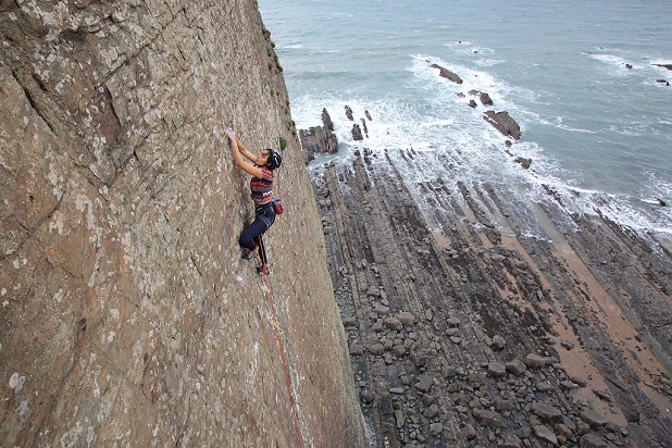 Anna Hazelnutt leads E9 as one of her first trad routes.  © Mike Hutton