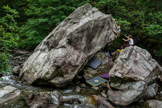 Summer bouldering in the Wallowbarrow Gorge  © Jade Bowling