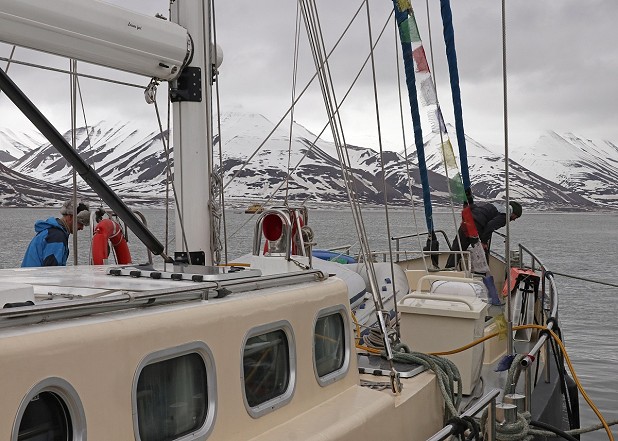 Preparing the Valiente for departure at Longyearbyen  © Denise McLellan