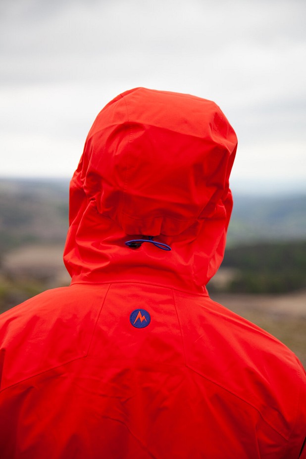 There's a single toggle at the back of the hood  © UKC Gear
