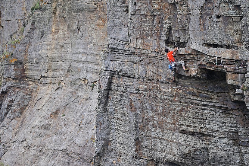 Nick Bullock crossing one of his recent additions to Doris, Ride My Llama, on pitch 5 of War and Peace.  © Ray Wood