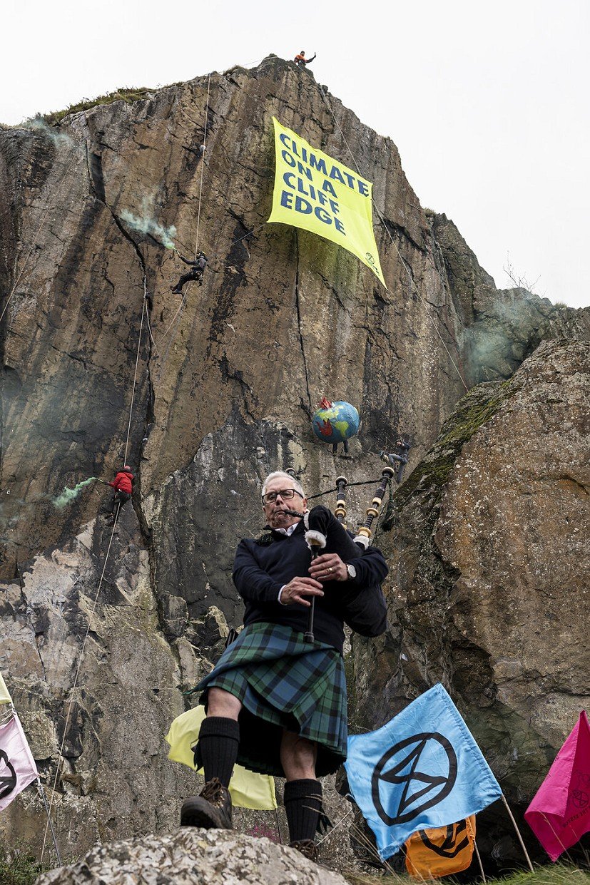 Piper playing once banner is rolled out  © Mark Richards