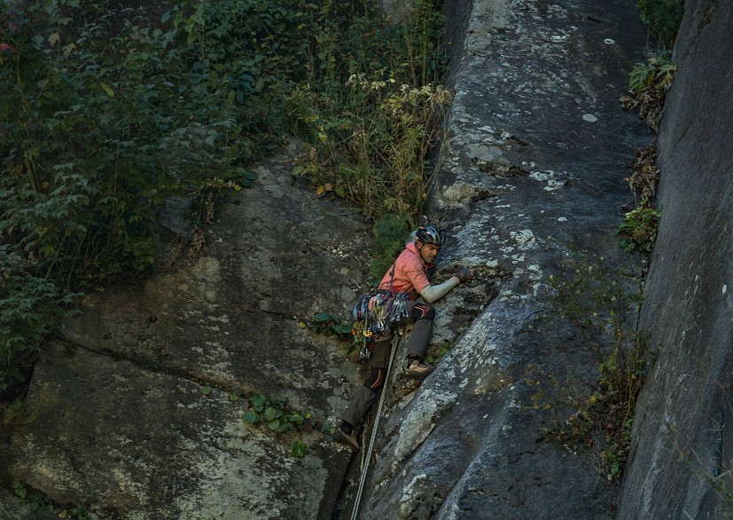 Amrit Appaden opening another trad line on the Sethan crag. The crag has been named Tushit Lok.  © Gayatri Juvekar