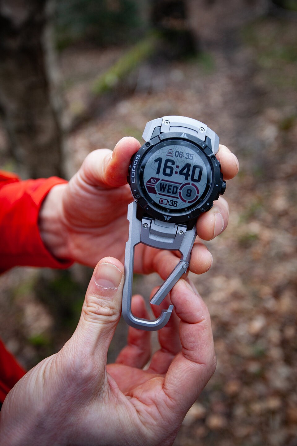 Once in it feels pretty secure, as this isn't a watch you'd want to drop or lose!!  © UKC Gear