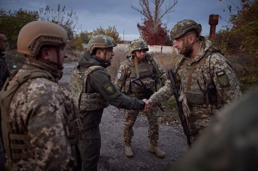 President Volodymyr Zelenskiy meets soldiers from the 128th on the front lines in the Donbas region in 2021.  © 128th Separate Mountain Assault Transcarpathian Brigade.