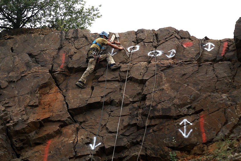 Carrying out a training exercise on a crag.  © 128th Separate Mountain Assault Transcarpathian Brigade.