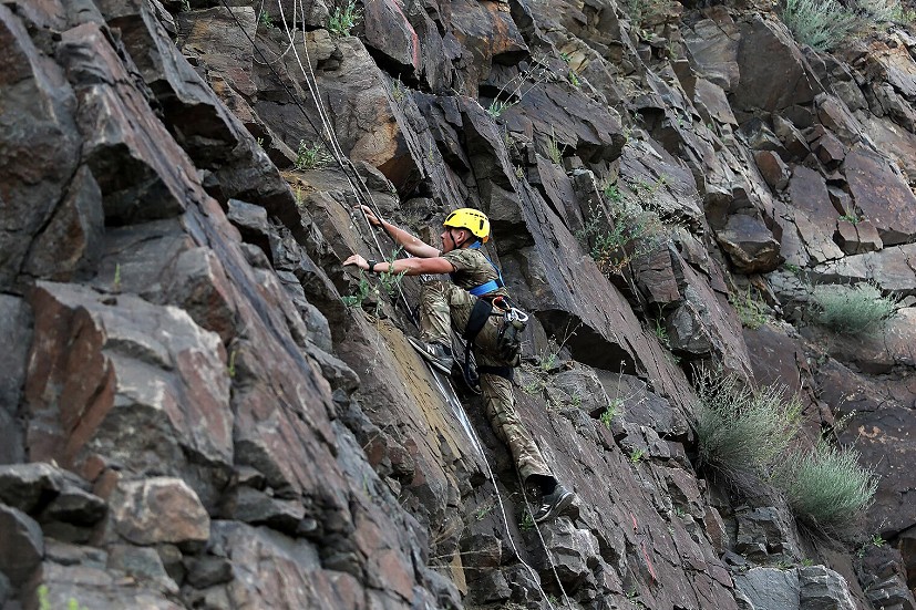 Rock climbing drills during a training exercise.  © 128th Separate Mountain Assault Transcarpathian Brigade.