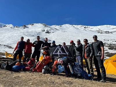 The Himlung Himal expedition team  © Beetle Campbell