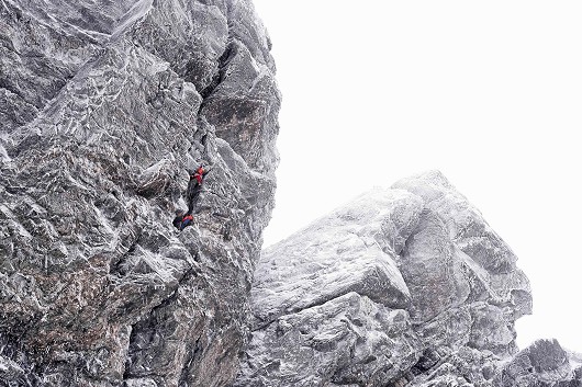 Tim Miller and Jamie Skelton climbing 'Hung, Drawn & Quartered' on Am Basteir  © Hamish Frost