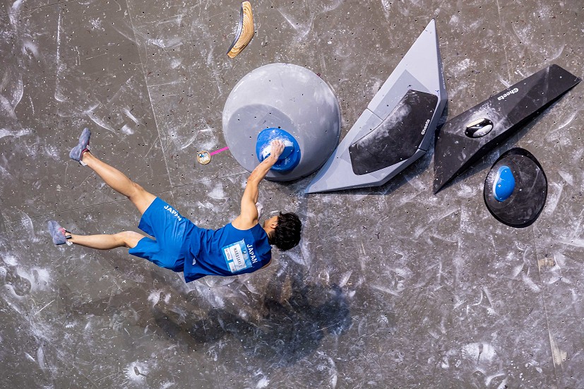 Men's winner Tomoa Narasaki goes horizontal.  © Jan Virt/IFSC