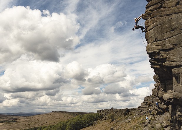 Amy Lipschultz hanging out above the difficulties on the majestic The Link (E1) on Stanage Popular.  © Alan James