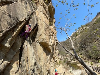 Li looking comfortable on the wide cracks of 牛舌饼, top of the valley, Jinglinggu  © Davros the Psyched