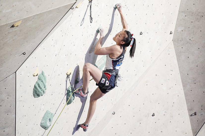 Chaehyun Seo (KOR) climbs to silver in the sun.  © Dimitris Tosidis/IFSC