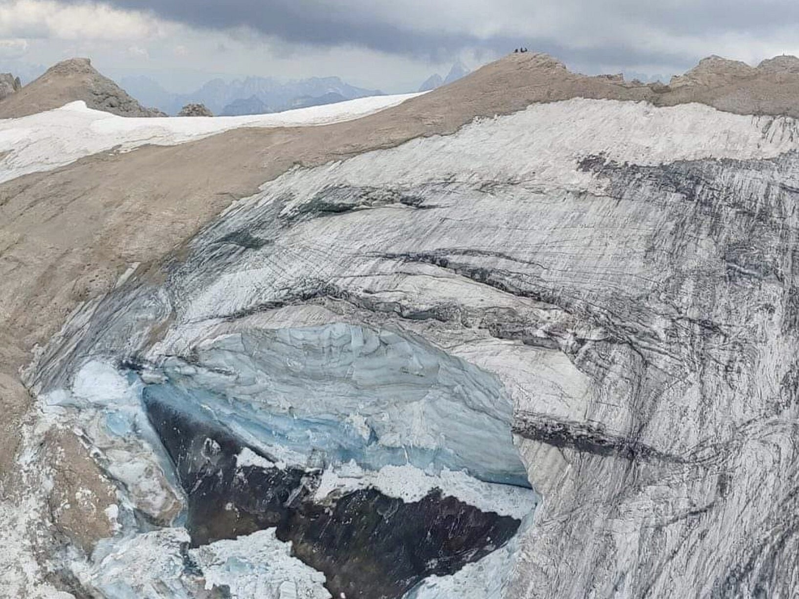 The exposed section of the Marmolada glacier after the serac collapse.   © Corpo Nazionale Soccorso Alpino e Speleologico - CNSAS