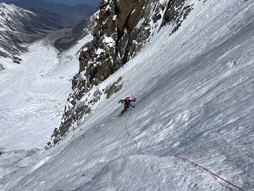 Climbing a snow and ice slope on Aosta Valley Express.  © François Cazzanelli