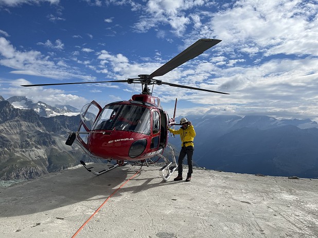 Jan Beutel at work in the Air Zermatt helicopter.  © Jan Beutel