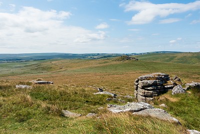 Looking to the south moor from Higher White Tor - the mast above Princetown is a useful long-range landmark  © Dan Bailey - UKHillwalking.com