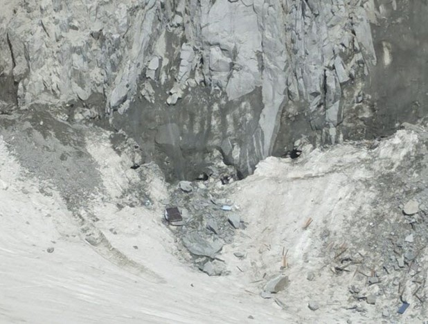 The remains of the Fourche bivouac on the Brenva glacier.  © PGHM de Chamonix