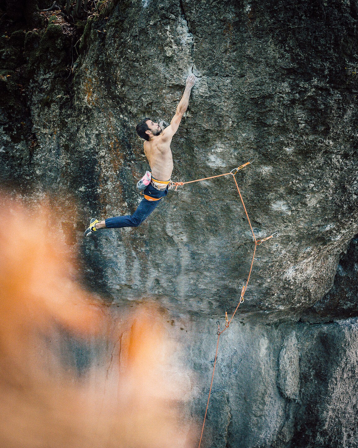 Buster Martin holds the swing on Action Directe 9a.   © Hannes Huch