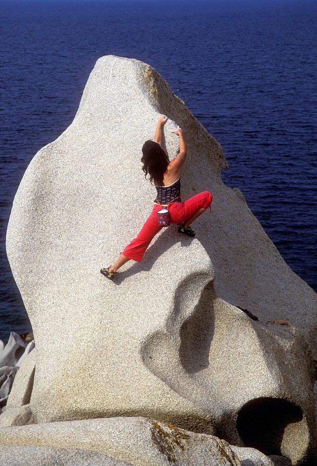 Sarah Garnett on the Barbara Hepworth-esque granite boulders of Capo Testa, Sardinia, Italy.  © Dave Pickford