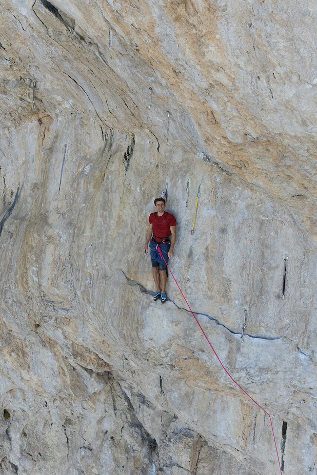 Seb Bouin relaxing before the steep cave of Jumbo Love.  © Clarisse Bompard