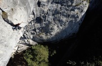 José Fernandez clipping the chains on his 42m super combination route at La Espanada, Teverga. The route that connects a 7a¿ in