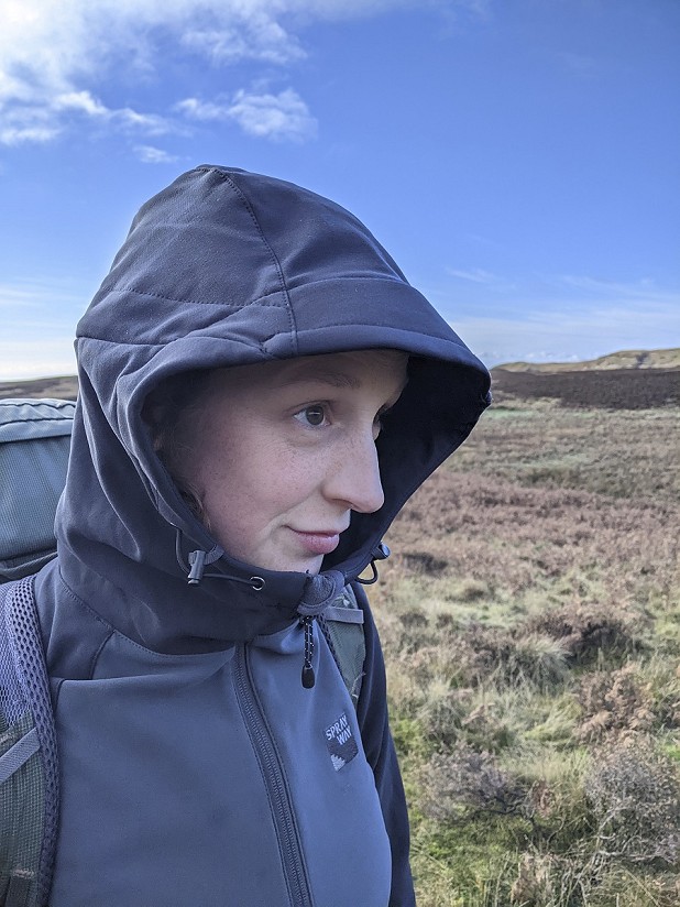 Chin-height collar and a spacious hood with wired peak  © Chris Scaife