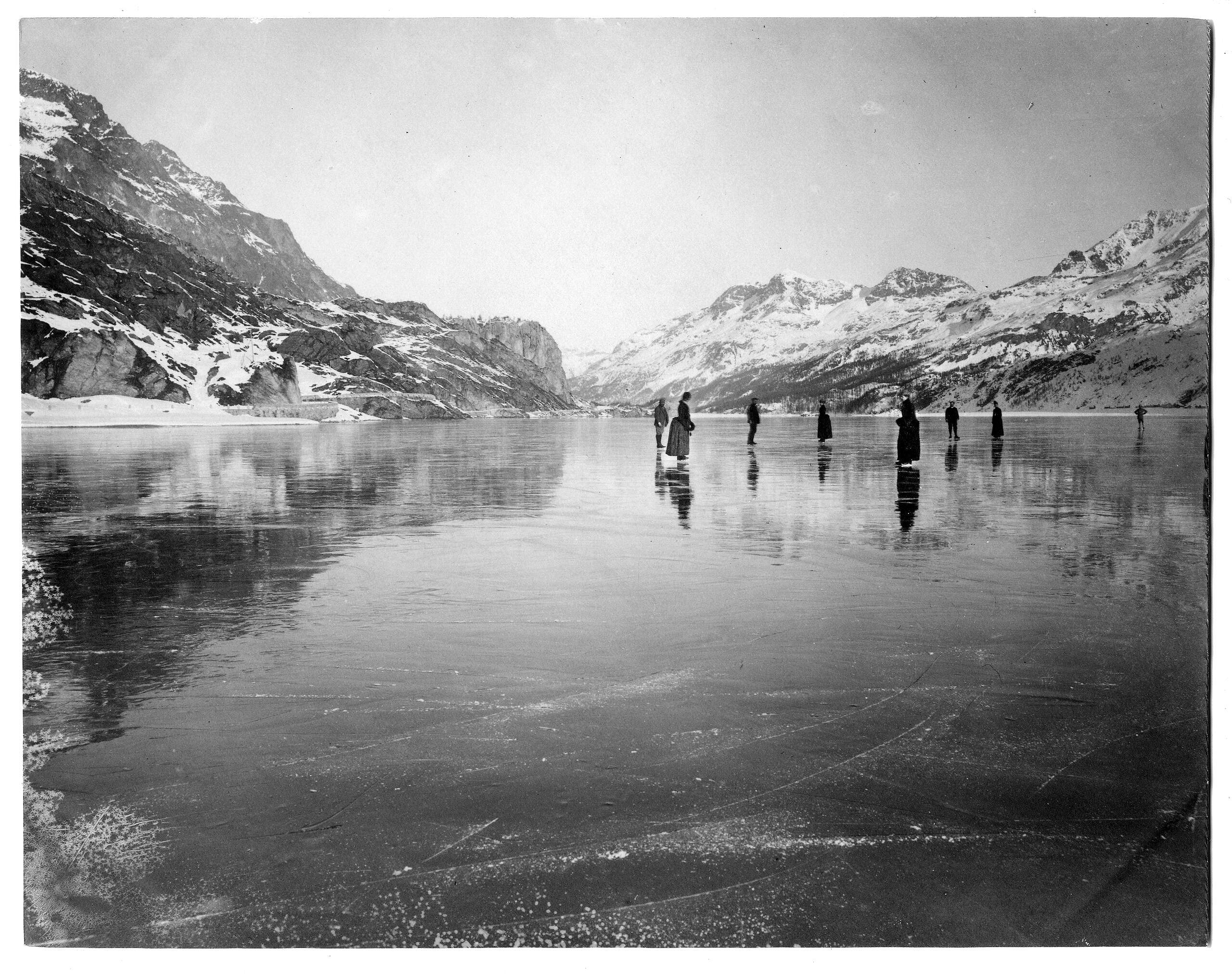 Elizabeth Main Skating on the lake of Sils.  © Elizabeth Main (1861 - 1934). CC BY-SA 4.0