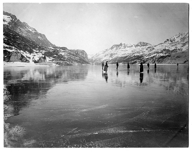 Elizabeth Main Skating on the lake of Sils.  © Elizabeth Main (1861 - 1934). CC BY-SA 4.0
