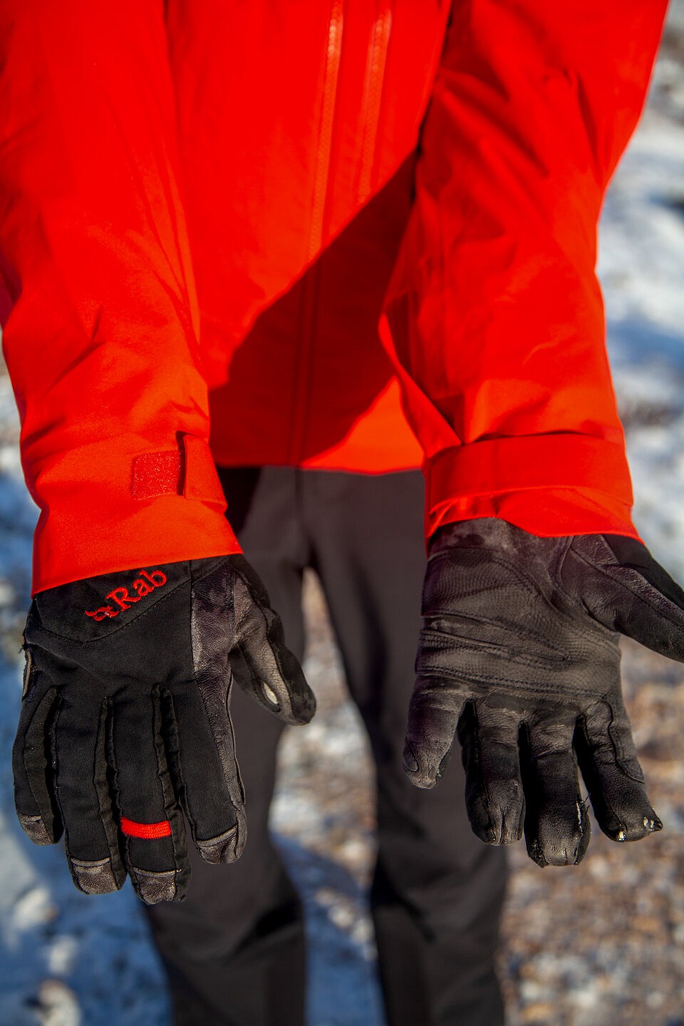 Chunky cuffs easy to close over big gloves  © UKC Gear