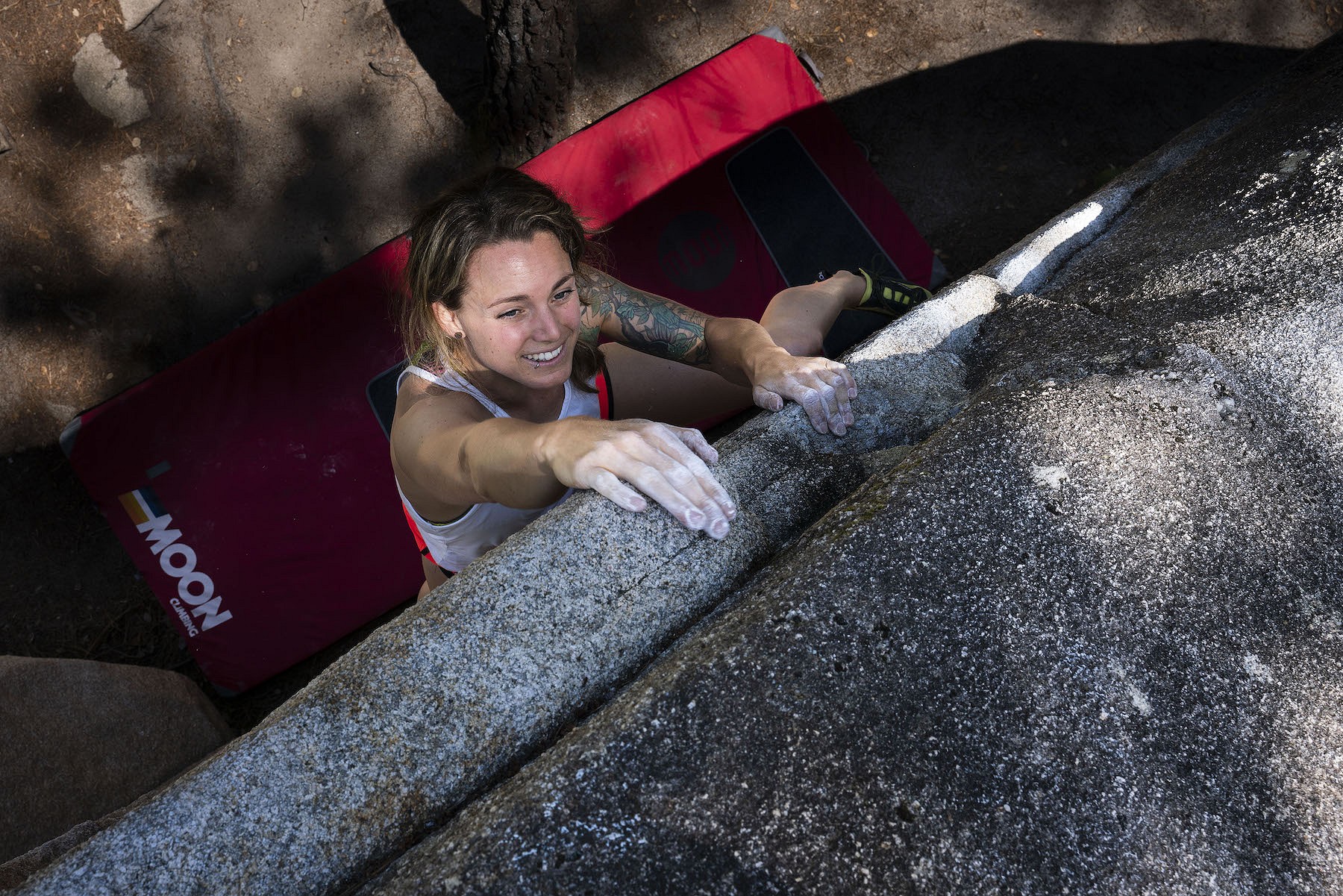 Laura Raubertochter bouldering in the Capuchos sector  © Massimo Cappuccio