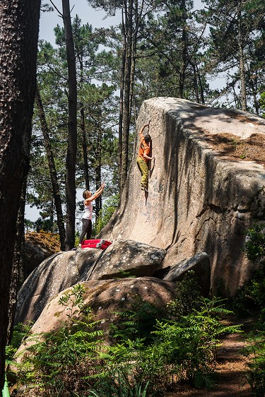 Diogo "Digas" Oliveira bouldering on Jumping Jack Flash, Font 6c, in the Capuchos sector  © Massimo Cappuccio