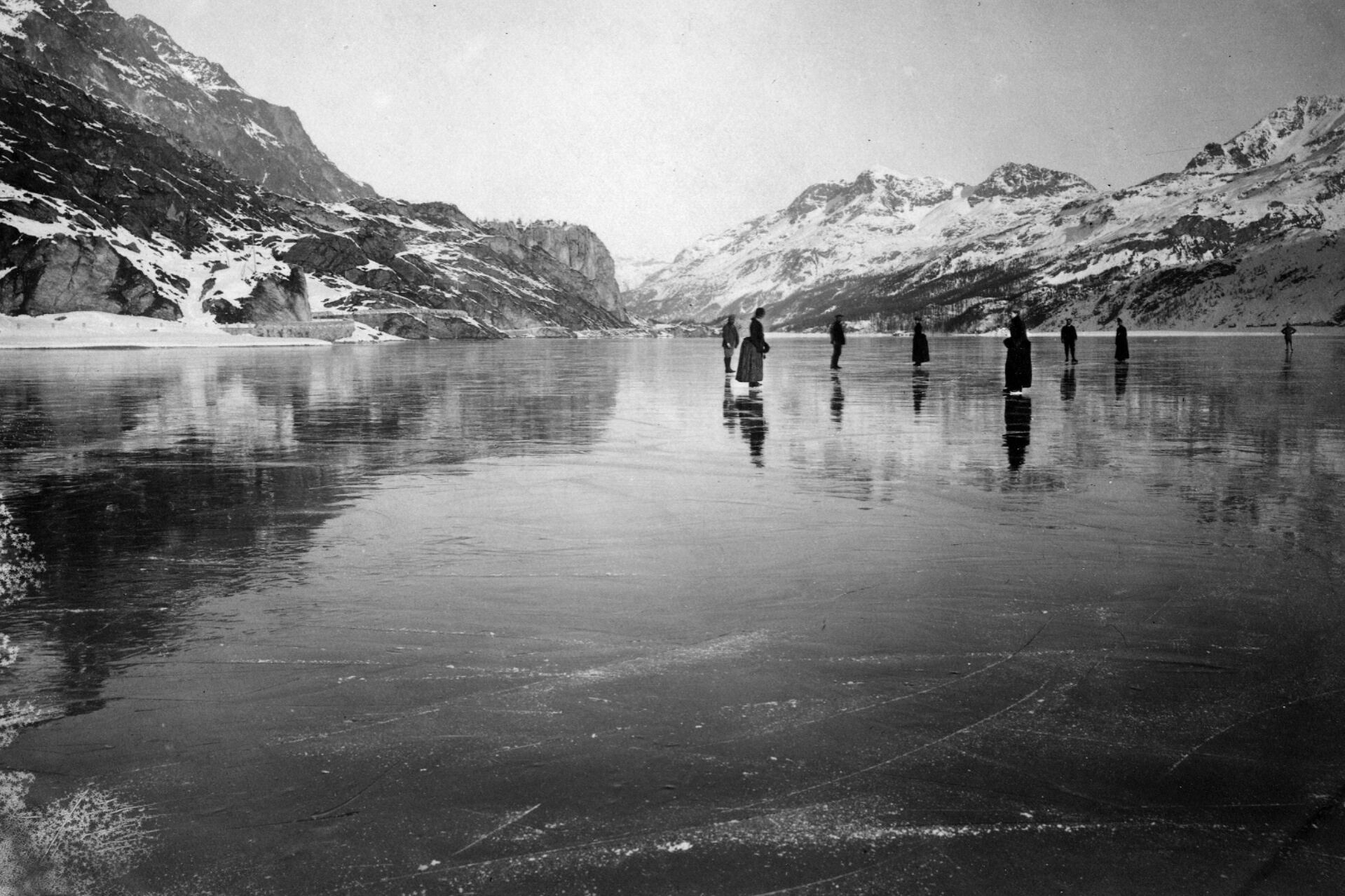 Skating on Lake Sils, by Elizabeth Le Blond. The Pigeon sisters would have undertaken similar activities in similar outfits  © Wikimedia Commons