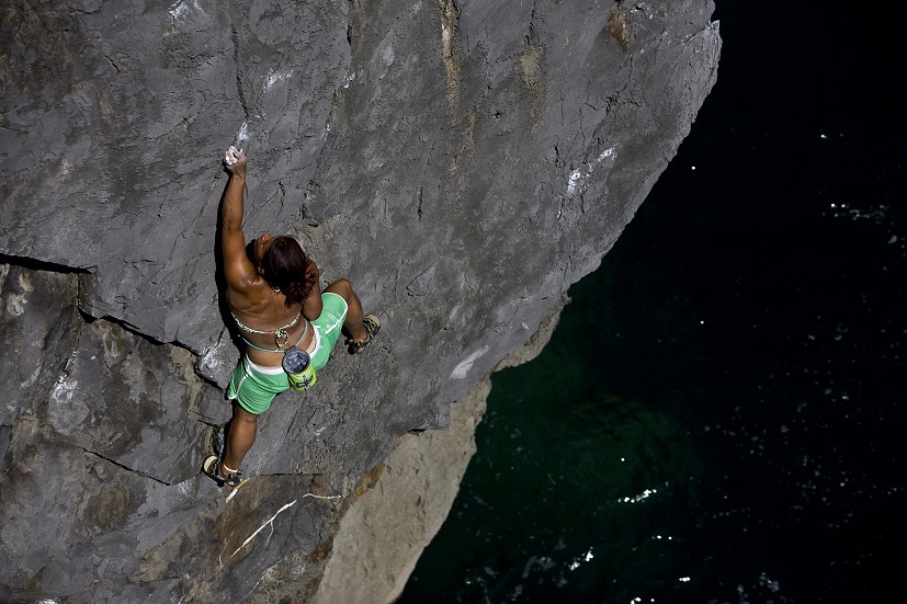 Meilee Rafe on the technical crux of Anniversary Waltz (E3 5c or 6b/S2) at The Castle, Pembrokeshire.  © Dave Pickford